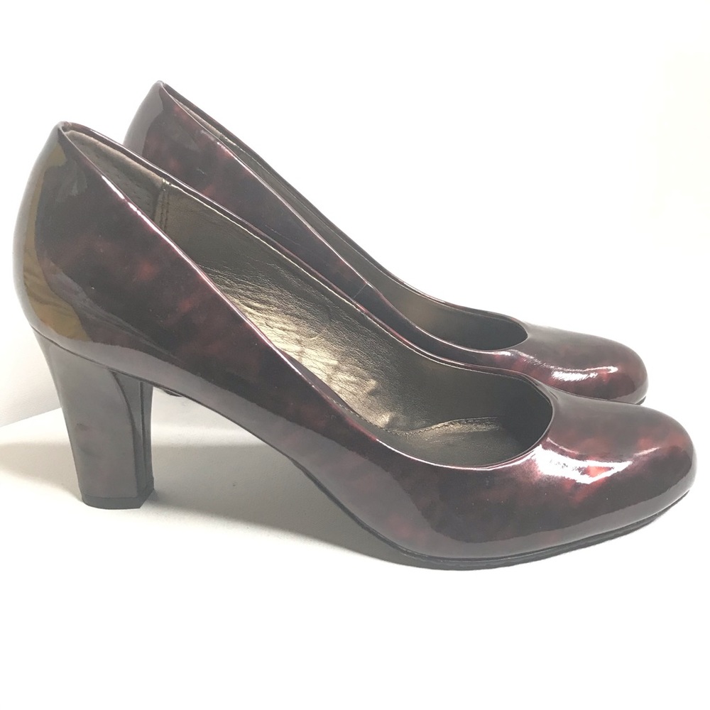 LIZ CLAIBORNE. Heels shiny burgundy black color 8M